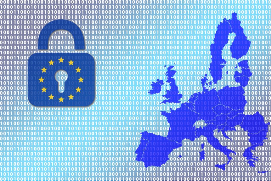 Vorhängeschloss mit EU-Sternen und Europakarte vor Binärcode – Symbol für Datenschutz